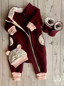 Merino Fleece Baby Overall in Rot mit Blumen in Größe 62